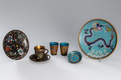 Lot 1034 - A GROUP OF SEVEN CLOISONNÉ ENAMEL PLATES AND CUPS, REPUBLIC PERIOD