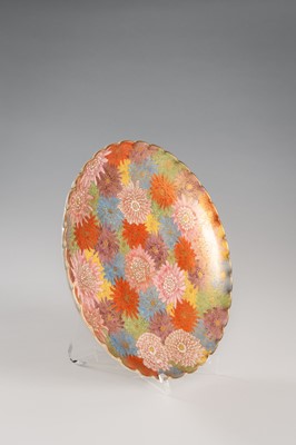 Lot 212 - A GROUP LOT WITH A SIGNED SATSUMA EARTHENWARE DISH AND BOWL