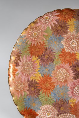 Lot 212 - A GROUP LOT WITH A SIGNED SATSUMA EARTHENWARE DISH AND BOWL