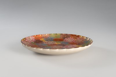 Lot 212 - A GROUP LOT WITH A SIGNED SATSUMA EARTHENWARE DISH AND BOWL