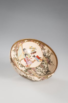 Lot 212 - A GROUP LOT WITH A SIGNED SATSUMA EARTHENWARE DISH AND BOWL