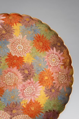 Lot 212 - A GROUP LOT WITH A SIGNED SATSUMA EARTHENWARE DISH AND BOWL