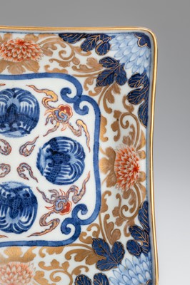 Lot 1578 - A LOT WITH TWO IMARI PORCELAIN DISHES