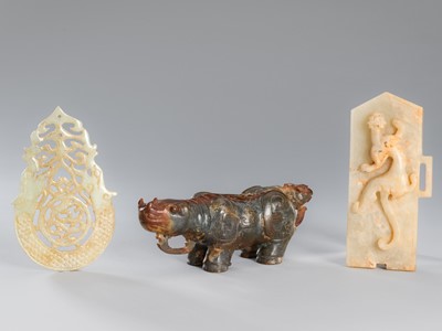 Lot 896 - A MIXED LOT WITH THREE ARCHAISTIC HARDSTONE ITEMS