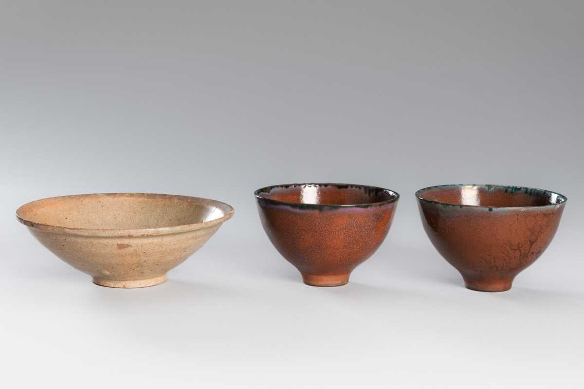 Lot 187 - A LOT WITH THREE CERAMIC BOWLS