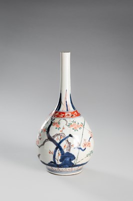 Lot 1577 - A GROUP LOT WITH AN IMARI AND A HIZEN TOKKURI BOTTLE VASES