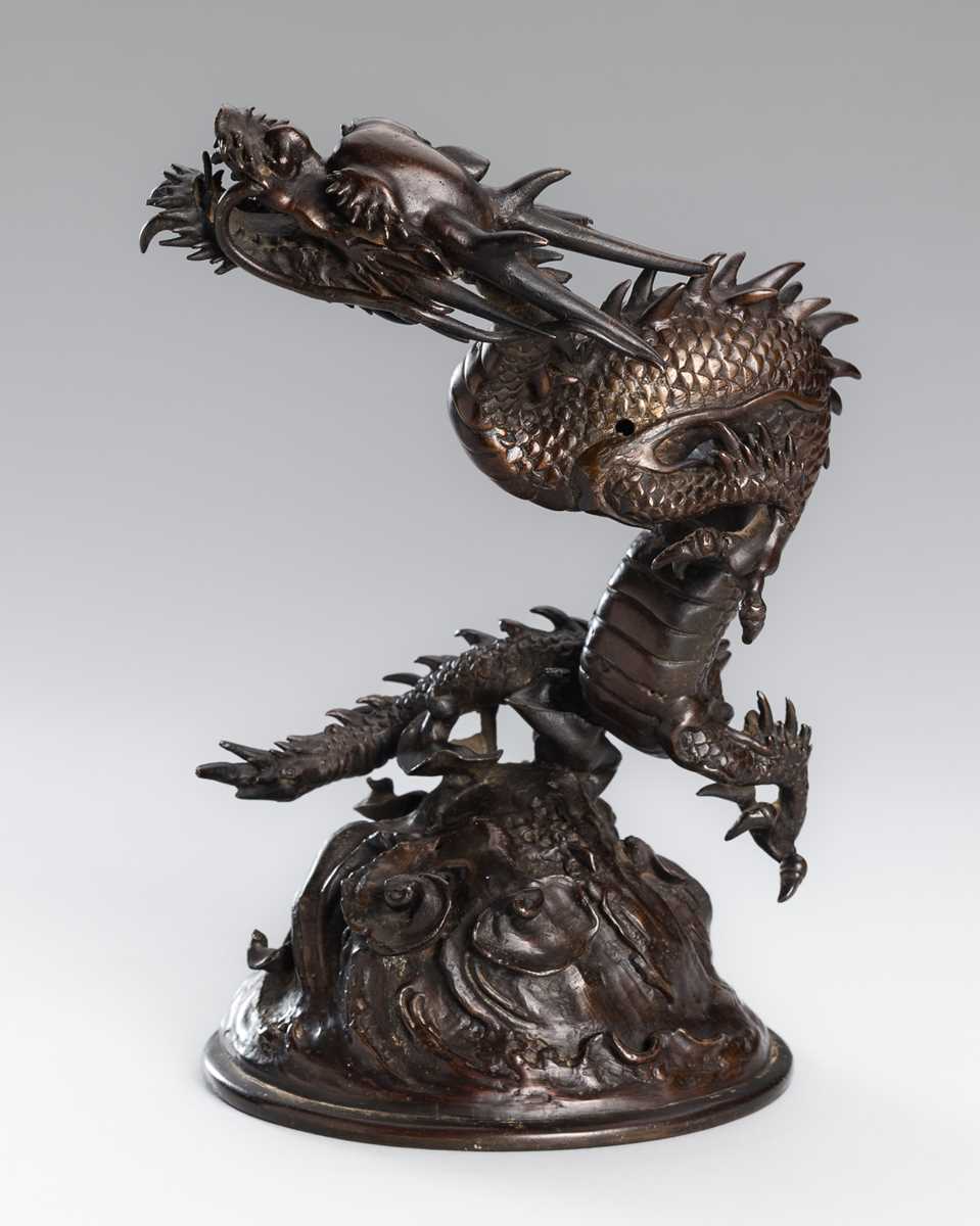 Lot 30 - A BRONZE KORO COVER WITH A DRAGON AMID CRASHING WAVES