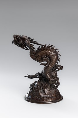 Lot 30 - A BRONZE KORO COVER WITH A DRAGON AMID CRASHING WAVES