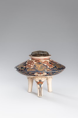 Lot 208 - A SIGNED SATSUMA EARTHENWARE TRIPOD CENSER AND METAL COVER