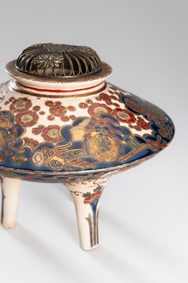 Lot 208 - A SIGNED SATSUMA EARTHENWARE TRIPOD CENSER AND METAL COVER