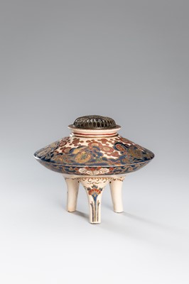Lot 208 - A SIGNED SATSUMA EARTHENWARE TRIPOD CENSER AND METAL COVER