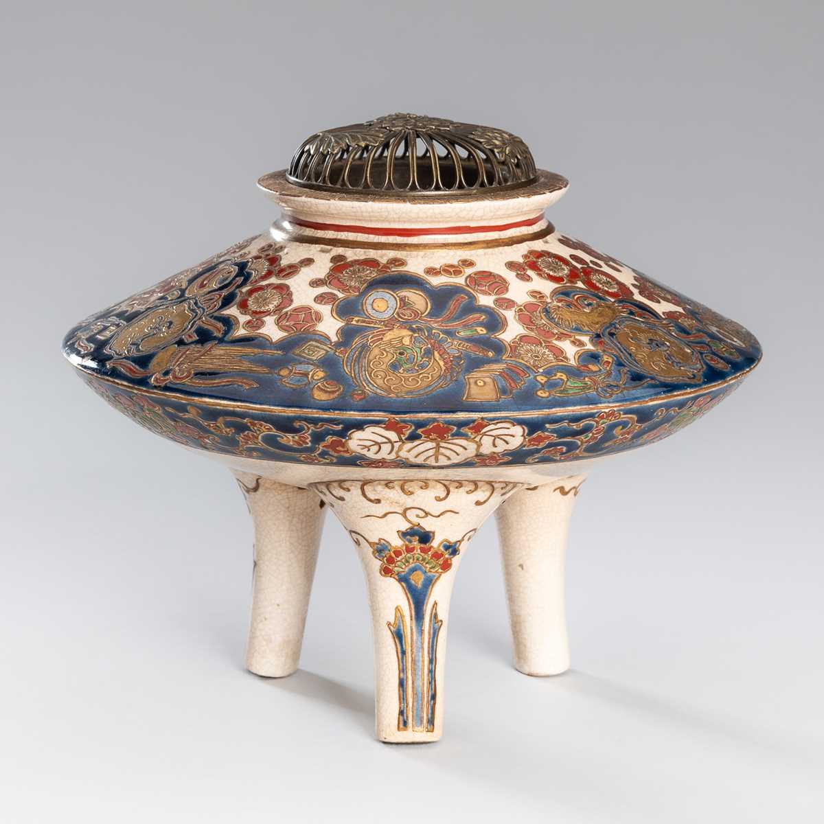Lot 208 - A SIGNED SATSUMA EARTHENWARE TRIPOD CENSER AND METAL COVER