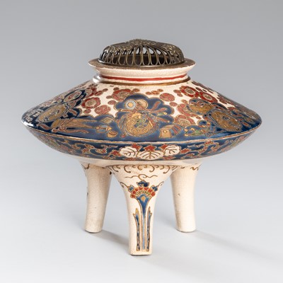 Lot 208 - A SIGNED SATSUMA EARTHENWARE TRIPOD CENSER AND METAL COVER