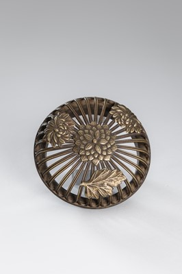 Lot 208 - A SIGNED SATSUMA EARTHENWARE TRIPOD CENSER AND METAL COVER