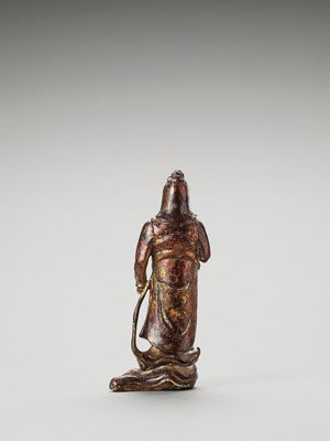 Lot 32 - A GILT AND LACQUERED WOOD FIGURE OF A HEAVENLY KING, MING