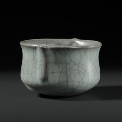 Lot 525 - A SMALL GUAN-TYPE CENSER, 17TH-18TH CENTURY OR EARLIER