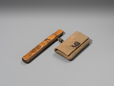 Lot 60 - HOKUSEN: A FINE LEATHER TABAKO-IRE (POUCH) WITH AN IRON SNAIL KANAMONO AND LACQUERED BAMBOO KISERUZUTSU (PIPE CASE)