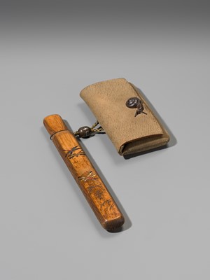 Lot 60 - HOKUSEN: A FINE LEATHER TABAKO-IRE (POUCH) WITH AN IRON SNAIL KANAMONO AND LACQUERED BAMBOO KISERUZUTSU (PIPE CASE)