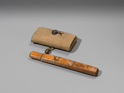 Lot 60 - HOKUSEN: A FINE LEATHER TABAKO-IRE (POUCH) WITH AN IRON SNAIL KANAMONO AND LACQUERED BAMBOO KISERUZUTSU (PIPE CASE)