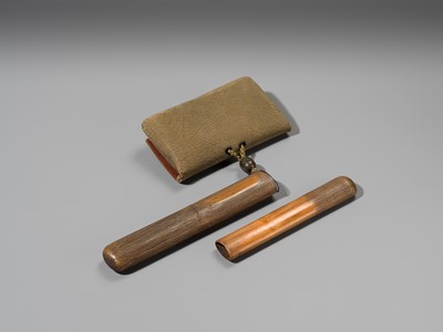Lot 60 - HOKUSEN: A FINE LEATHER TABAKO-IRE (POUCH) WITH AN IRON SNAIL KANAMONO AND LACQUERED BAMBOO KISERUZUTSU (PIPE CASE)