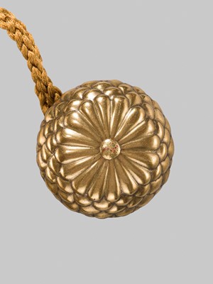 Lot 2 - A FINE FOUR-CASE LACQUER INRO WITH CHRYSANTHEMUMS, WITH EN-SUITE NETSUKE AND OJIME