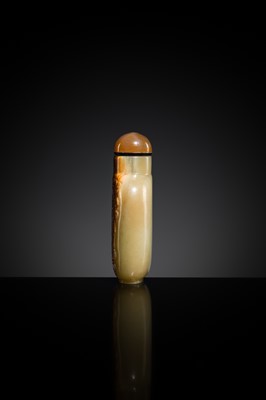 Lot 193 - A LARGE GREEN AND RUSSET JADE SNUFF BOTTLE, MASTER OF THE ROCKS SCHOOL, QIANLONG PERIOD
