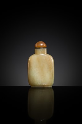 Lot 193 - A LARGE GREEN AND RUSSET JADE SNUFF BOTTLE, MASTER OF THE ROCKS SCHOOL, QIANLONG PERIOD