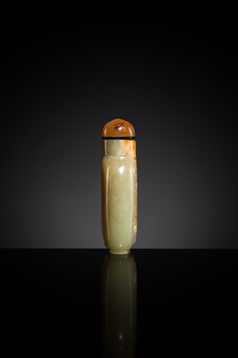 Lot 193 - A LARGE GREEN AND RUSSET JADE SNUFF BOTTLE, MASTER OF THE ROCKS SCHOOL, QIANLONG PERIOD
