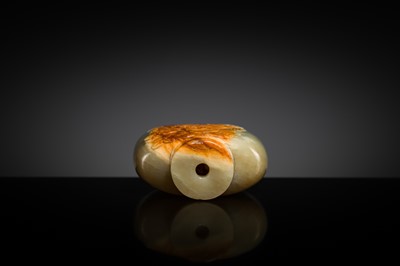 Lot 193 - A LARGE GREEN AND RUSSET JADE SNUFF BOTTLE, MASTER OF THE ROCKS SCHOOL, QIANLONG PERIOD