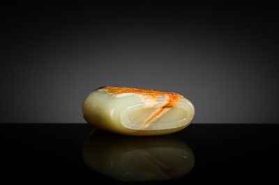 Lot 193 - A LARGE GREEN AND RUSSET JADE SNUFF BOTTLE, MASTER OF THE ROCKS SCHOOL, QIANLONG PERIOD