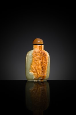 Lot 193 - A LARGE GREEN AND RUSSET JADE SNUFF BOTTLE, MASTER OF THE ROCKS SCHOOL, QIANLONG PERIOD