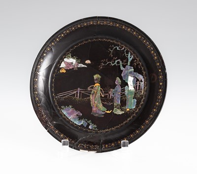 Lot 877 - A MOTHER-OF-PEARL INLAID BLACK LACQUER ‘ROMANCE OF THE WESTERN CHAMBER’ DISH, BY JIANG QIANLI, KANGXI PERIOD