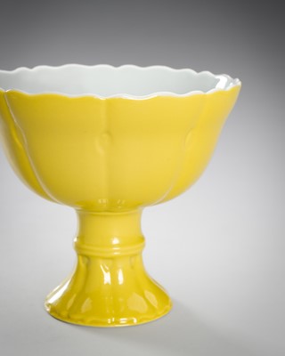Lot 1194 - A LEMON-YELLOW GLAZED PORCELAIN STEM CUP, c. 1900s
