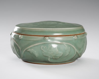 Lot 1204 - A SONG-STYLE LONGQUAN CELADON GLAZED PORCELAIN BOX AND COVER, c. 1920s