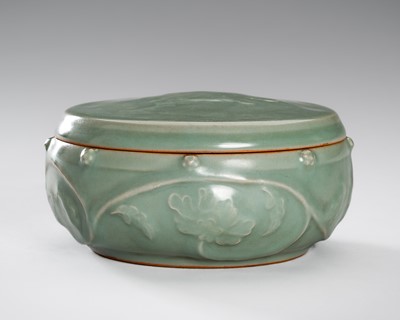 Lot 1062 - A SONG-STYLE LONGQUAN CELADON GLAZED PORCELAIN BOX AND COVER, c. 1920s