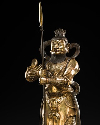Lot 103 - A GILT BRONZE FIGURE OF THE GUARDIAN KING ZENGZHANG TIANWANG (VIRDUHAKA), MING DYNASTY