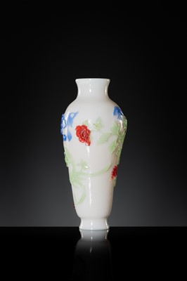 A THREE-COLOR OVERLAY ‘FLOWERS AND BUTTERFLIES’ GLASS VASE, 18TH CENTURY