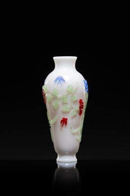A THREE-COLOR OVERLAY ‘FLOWERS AND BUTTERFLIES’ GLASS VASE, 18TH CENTURY