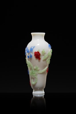 A THREE-COLOR OVERLAY ‘FLOWERS AND BUTTERFLIES’ GLASS VASE, 18TH CENTURY