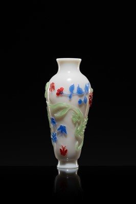 A THREE-COLOR OVERLAY ‘FLOWERS AND BUTTERFLIES’ GLASS VASE, 18TH CENTURY