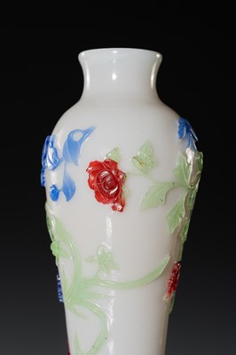A THREE-COLOR OVERLAY ‘FLOWERS AND BUTTERFLIES’ GLASS VASE, 18TH CENTURY