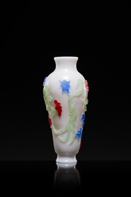 A THREE-COLOR OVERLAY ‘FLOWERS AND BUTTERFLIES’ GLASS VASE, 18TH CENTURY