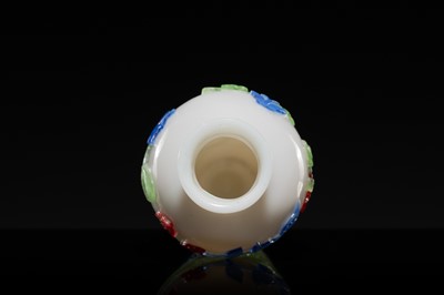 A THREE-COLOR OVERLAY ‘FLOWERS AND BUTTERFLIES’ GLASS VASE, 18TH CENTURY