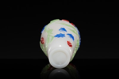 A THREE-COLOR OVERLAY ‘FLOWERS AND BUTTERFLIES’ GLASS VASE, 18TH CENTURY