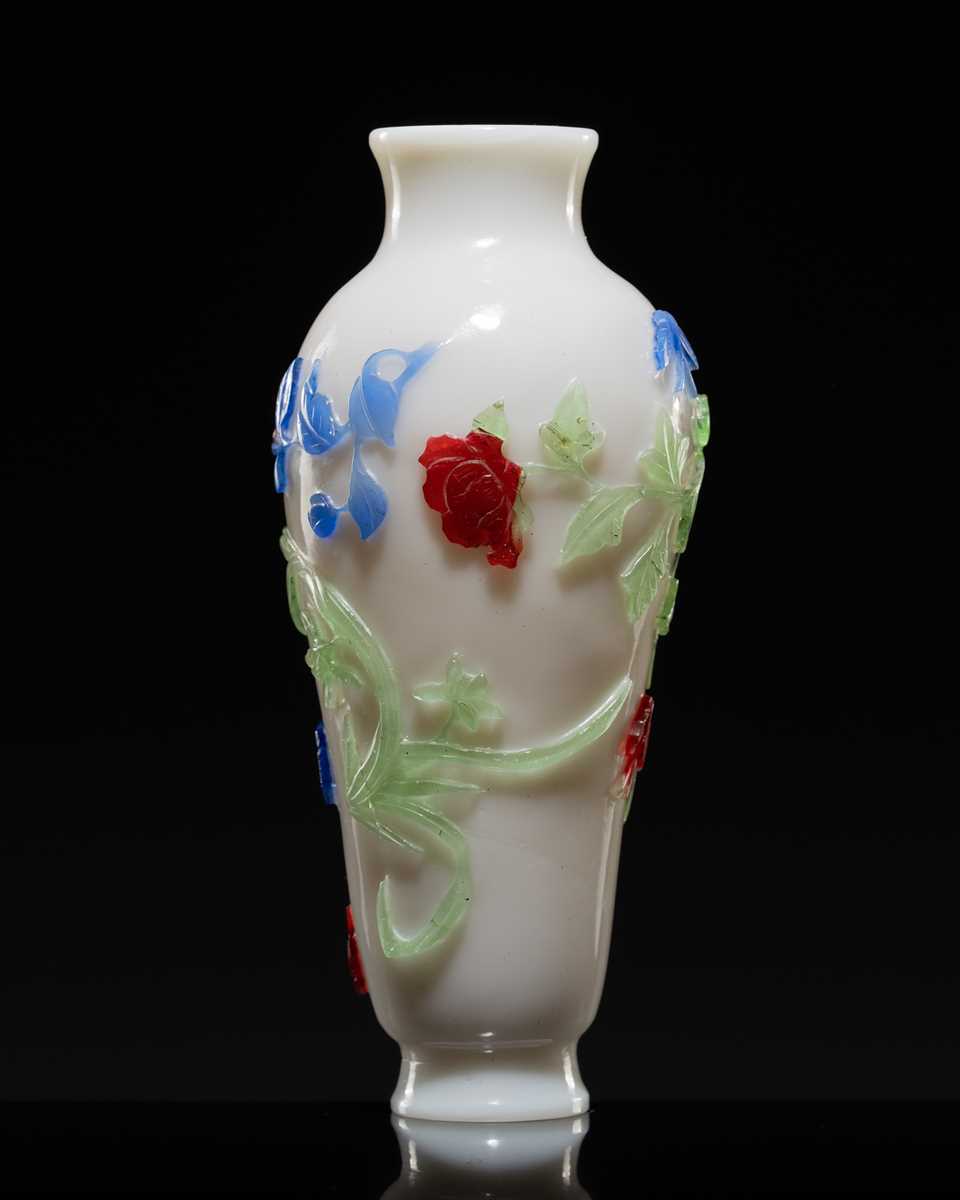 A THREE-COLOR OVERLAY ‘FLOWERS AND BUTTERFLIES’ GLASS VASE, 18TH CENTURY