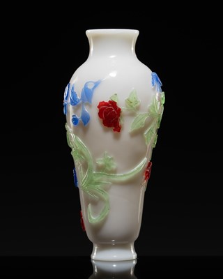 Lot 409 - A THREE-COLOR OVERLAY ‘FLOWERS AND BUTTERFLIES’ GLASS VASE, 18TH CENTURY