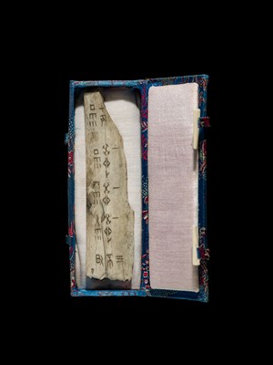 Lot 110 - AN INSCRIBED ORACLE BONE, SHANG DYNASTY