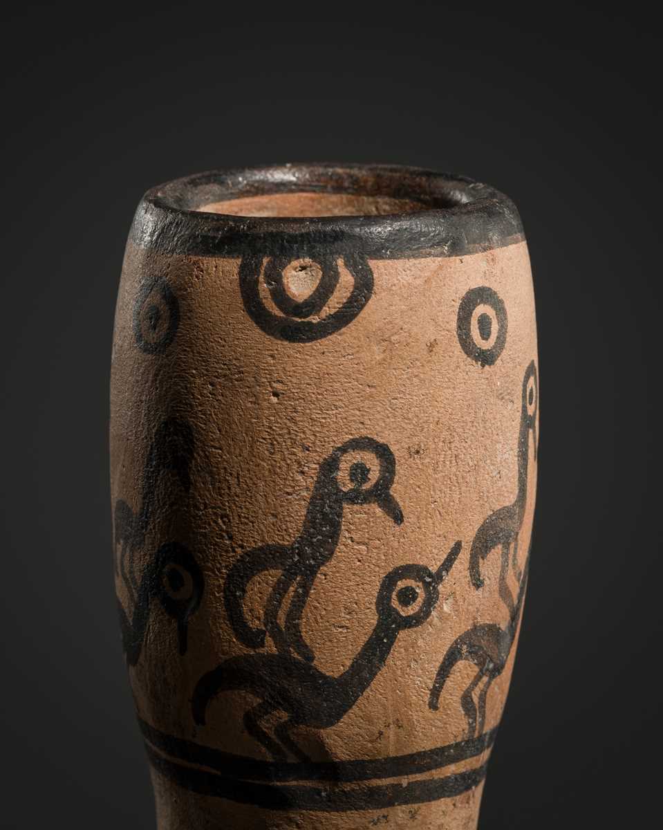 Lot 106 - A SMALL SLIP DECORATED ‘FLOCK OF BIRDS’ POTTERY CUP, INDUS VALLEY
