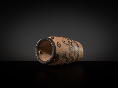 Lot 106 - A SMALL SLIP DECORATED ‘FLOCK OF BIRDS’ POTTERY CUP, INDUS VALLEY