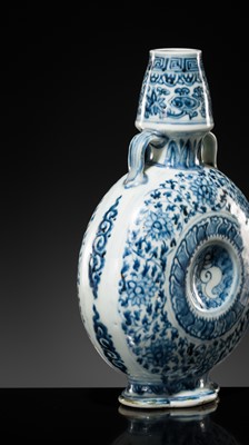 Lot 13 - A FINE AND RARE BLUE AND WHITE MOONFLASK, BIANHU, MING DYNASTY, 15TH CENTURY